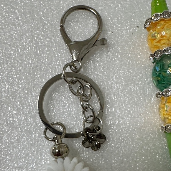 🌼 Daisy Charm Keychain & Beaded Pen Set – 4 Refills Included! - Picture 6 of 7